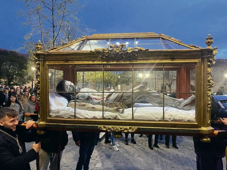 En Villacastín las imágenes recrean la pasión de Cristo 1 El Cristo Yacente en la Urna de Villacastín. / Pedro Gutiérrez López