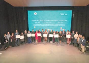 Foto de los doctorados con las representantes de la Fundación Katarina Gurska y miembros destacados del claustro.