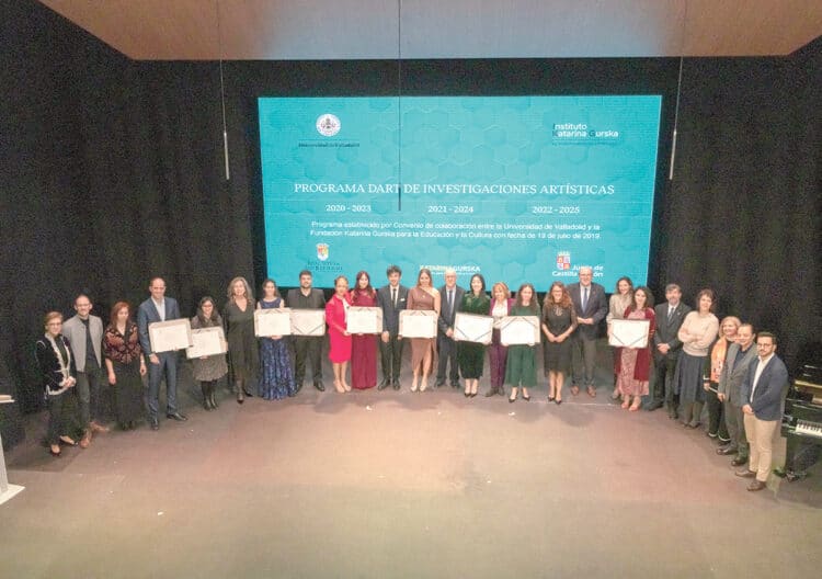 Foto de los doctorados con las representantes de la Fundación Katarina Gurska y miembros destacados del claustro.