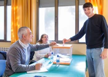 El joven segoviano Guzmán Martín, ejerce su derecho al voto y además es presidente de mesa por primera vez. Nacho Valverde.