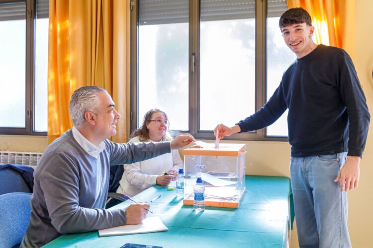 El joven segoviano Guzmán Martín, ejerce su derecho al voto y además es presidente de mesa por primera vez. Nacho Valverde.