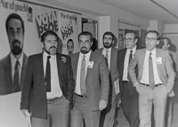 Las primeras elecciones regionales en Castilla y León en 1983. En la imagen Guerra (D) asiste a un acto electoral en Valladolid, acompañado de Peces Barba,(2D) Rodríguez Bolaños (2I), Nalda ( al fondo), Demetrio Madrid (I). CACHO/ICAL
