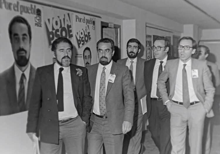 Las primeras elecciones regionales en Castilla y León en 1983. En la imagen Guerra (D) asiste a un acto electoral en Valladolid, acompañado de Peces Barba,(2D) Rodríguez Bolaños (2I), Nalda ( al fondo), Demetrio Madrid (I). CACHO/ICAL