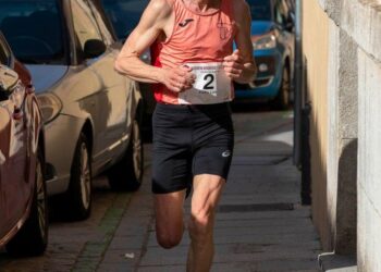 Pedro Luis Gómez compitiendo por las calles de Segovia. / CARLOS PUERTO