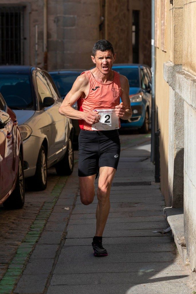 Pedro Luis Gómez compitiendo por las calles de Segovia. / CARLOS PUERTO