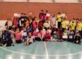 Los participantes de la final de Deporte Divertido posan tras la cita en el pabellón de Carbonero El Mayor./DIPUTACIÓN
