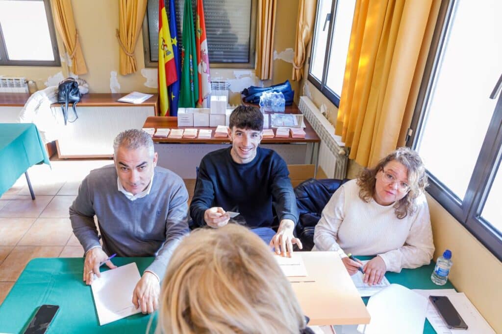 El joven segoviano Guzmán Martín, ejerce su derecho al voto y además es presidente de mesa por primera vez. Nacho Valverde.