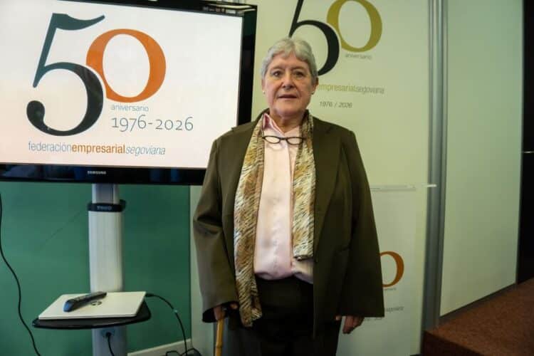 Visitación Cantalejo Sanz, hace unos días, en la FES recibiendo un homenaje a su trayectoria pionera. / HÉCTOR CRIADO