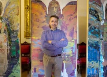 El artista Mariano Carabias junto a una de sus obras expuestas en el Palacio Episcopal de Segovia. / HÉCTOR CRIADO