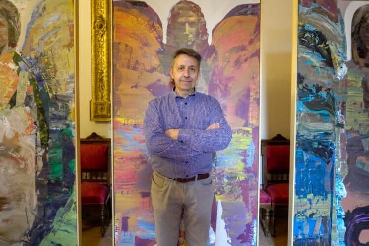 'Remar hacia lo profundo', la propuesta artística de Carabias 1 El artista Mariano Carabias junto a una de sus obras expuestas en el Palacio Episcopal de Segovia. / HÉCTOR CRIADO