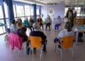 Miembros de la Asociación de Fibromialgia de Segovia participan en un taller grupal en su sede ubicada en la calle Tejedores, s/n, en el barrio de La Albuera, junto al Mercado Municipal. / HÉCTOR CRIADO