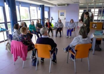 Miembros de la Asociación de Fibromialgia de Segovia participan en un taller grupal en su sede ubicada en la calle Tejedores, s/n, en el barrio de La Albuera, junto al Mercado Municipal. / HÉCTOR CRIADO
