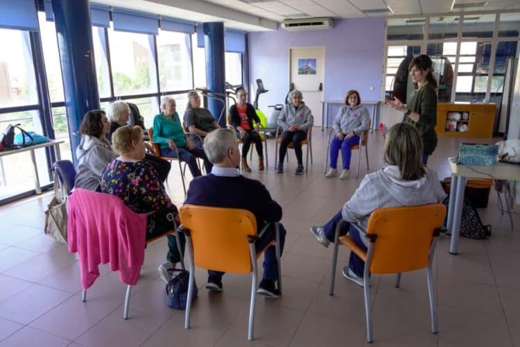 Miembros de la Asociación de Fibromialgia de Segovia participan en un taller grupal en su sede ubicada en la calle Tejedores, s/n, en el barrio de La Albuera, junto al Mercado Municipal. / HÉCTOR CRIADO