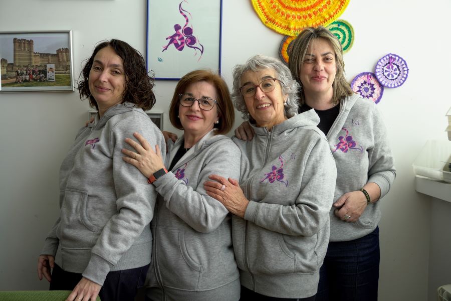 Bárbara Castellano Villaverde, socia y trabajadora social, a la derecha de la foto, junto a Loren Rubio, socia; Beatriz Santos, tesorera, y Mila Martín, presidenta de la Asociación de Fibromialgia de Segovia, de izq. a drcha.