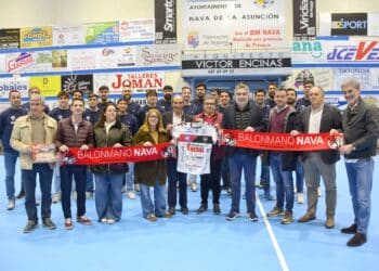 El Secretario de Estado para el Deporte en una foto de familia en su visita a Nava de la Asunción./A.M