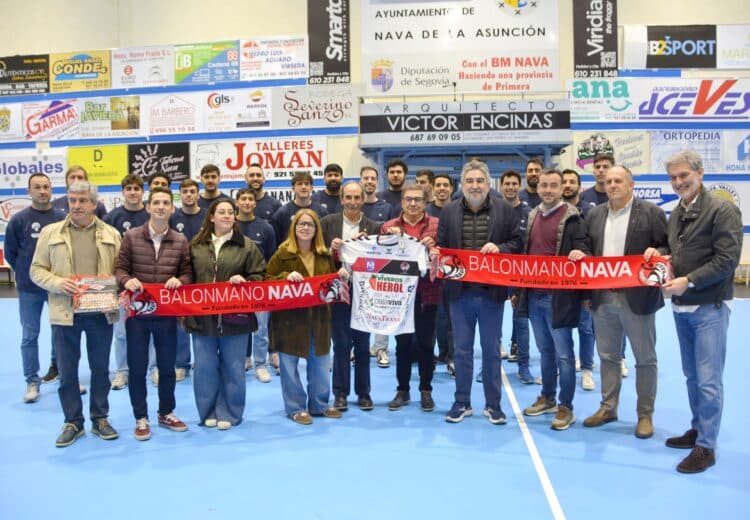 El Secretario de Estado para el Deporte en una foto de familia en su visita a Nava de la Asunción./A.M