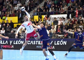 David Fernández busca el lanzamiento en un instante del encuentro entre BM Nava y BM Granollers en el Guerreros Naveros./AMADOR MARUGÁN