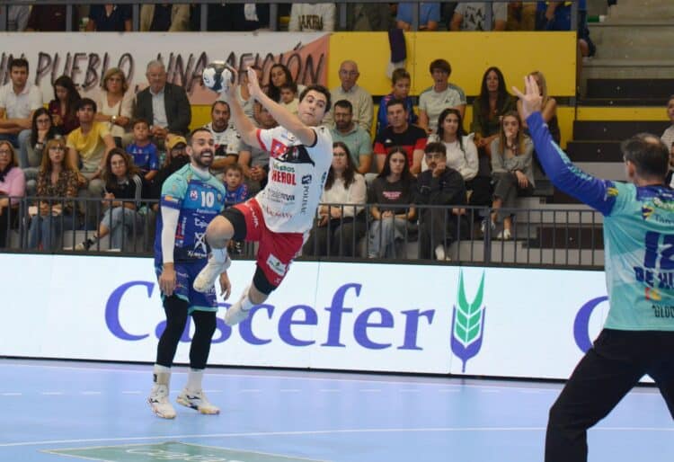 Óscar Marugán busca el lanzamiento en un instante del encuentro entre BM Nava y Puente Genil en el Guerreros Naveros./AMADOR MARUGÁN