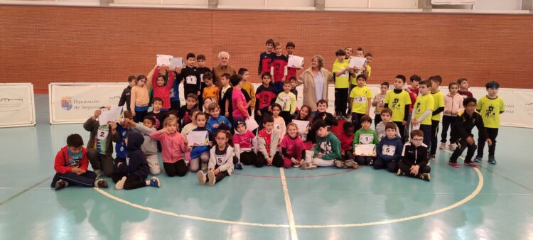 Los participantes de la final de Deporte Divertido posan tras la cita en el pabellón de Carbonero El Mayor./DIPUTACIÓN