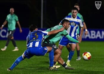 Pau Miguélez pugna por el balón en una acción del encuentro entre Segoviana y Fabril disputado en Abegondo./JUAN MARTÍN-G. SEGOVIANA