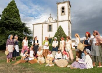 Madres, hijas y abuelas comparten escenario en este proyecto que rescata el folklore castellano y demuestra que la música tradicional sigue viva.