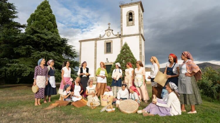 Madres, hijas y abuelas comparten escenario en este proyecto que rescata el folklore castellano y demuestra que la música tradicional sigue viva.