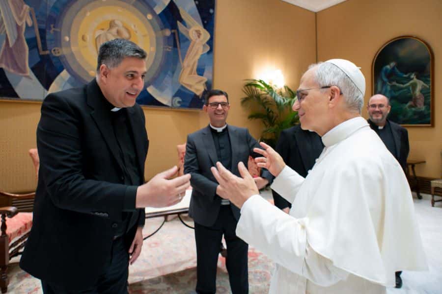 Óscar García Aguado conversando con el Papa León XIV