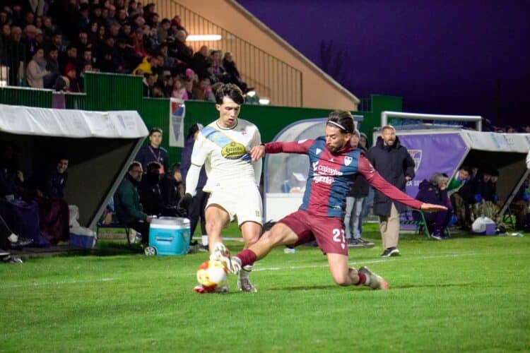 Juan Silva y Fabi pugnan por un balón en una acción del encuentro entre Segoviana y Fabril celebrado en La Albuera./HÉCTOR CRIADO