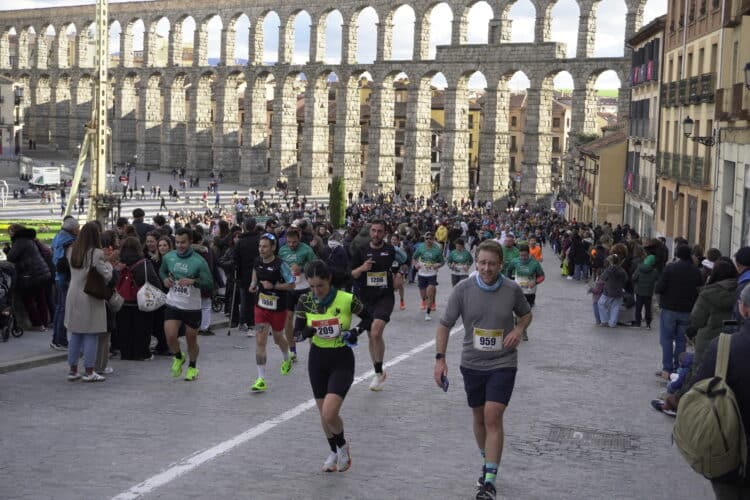 Iván Roade y Gema Martín vencen en la XVIII Media Maratón de Segovia 1 Los corredores suben por la Calle San Juan durante un instante de la prueba./HÉCTOR CRIADO