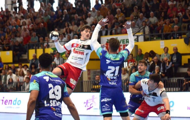 El BM Nava coge aire en Puente Genil 1 Joao Bandeira busca el lanzamiento en el duelo de ida entre Balonmano Nava y Puente Genil./AMADOR MARUGÁN