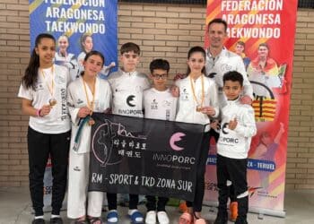 La delegación del club segoviano posa con las medallas durante el X Open Internacional de Aragón de taekwondo./RM SPORT