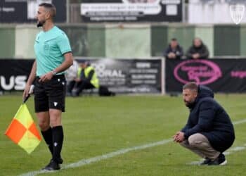 Joaquín Gómez, agachado durante el encuentro que jugó la Segoviana ante el Salamanca UDS./ JUAN MARTÍN-G. SEGOVIANA