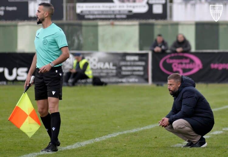 Joaquín Gómez, agachado durante el encuentro que jugó la Segoviana ante el Salamanca UDS./ JUAN MARTÍN-G. SEGOVIANA