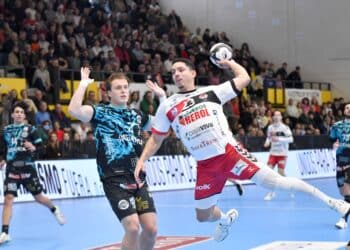 Marquinhos lanza al marco del Ademar en un momento del encuentro jugado hace escasas semanas en Nava de la Asunción./ AMADOR MARUGÁN