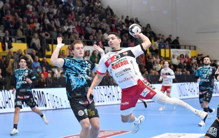 Marquinhos lanza al marco del Ademar en un momento del encuentro jugado hace escasas semanas en Nava de la Asunción./ AMADOR MARUGÁN