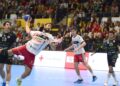 Gonzalo Carró lanza desde los seis metros en el último partido en casa ante Torrelavega./ AMADOR MARUGÁN