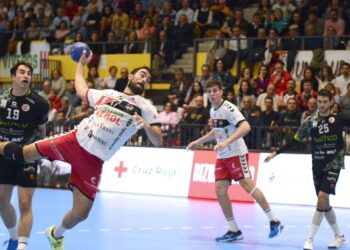 Gonzalo Carró lanza desde los seis metros en el último partido en casa ante Torrelavega./ AMADOR MARUGÁN