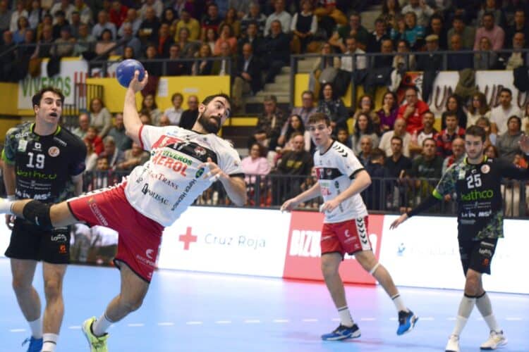 Gonzalo Carró lanza desde los seis metros en el último partido en casa ante Torrelavega./ AMADOR MARUGÁN