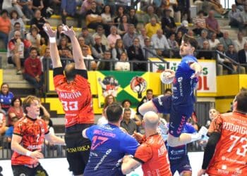 Joao Bandeira, el mejor jugador en ataque del Balonmano Nava, se eleva ante la defensa leonesa. / AMADOR MARUGÁN