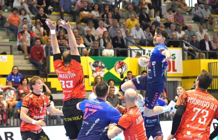 Joao Bandeira, el mejor jugador en ataque del Balonmano Nava, se eleva ante la defensa leonesa. / AMADOR MARUGÁN