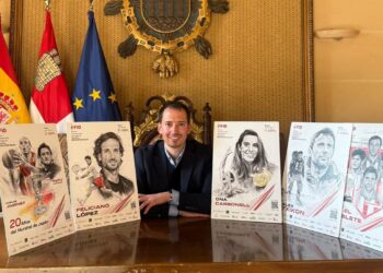 Francisco del Río, en el Ayuntamiento de Segovia con los carteles promocionales del FID./ E.A.