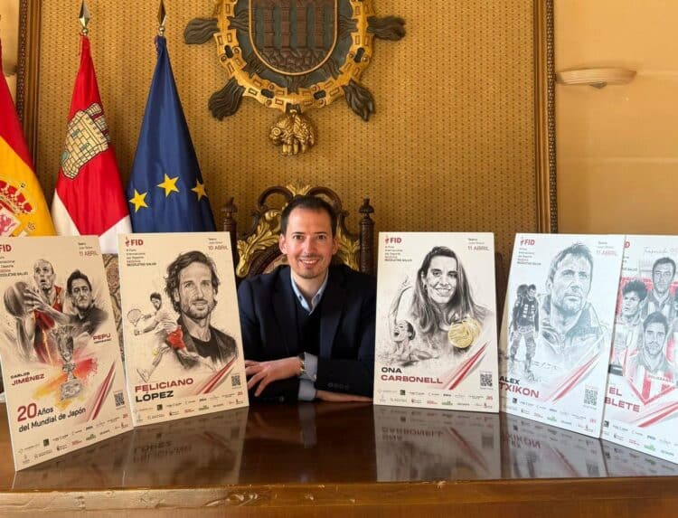 Francisco del Río, en el Ayuntamiento de Segovia con los carteles promocionales del FID./ E.A.