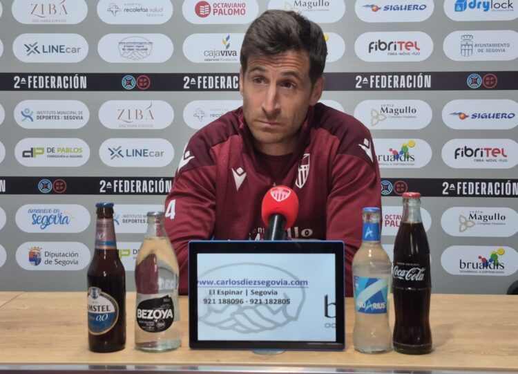 La Segoviana hace terapia de grupo para el partido ante el Salamanca UDS 1 Fer Llorente, durante la rueda de prensa previa al encuentro ante el Salamanca UDS./ JUAN MARTÍN-G. SEGOVIANA