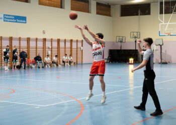 El jugador del Dibaq CD Base intenta el lanzamiento triple libre de marcaje./ EVA DE SANTOS