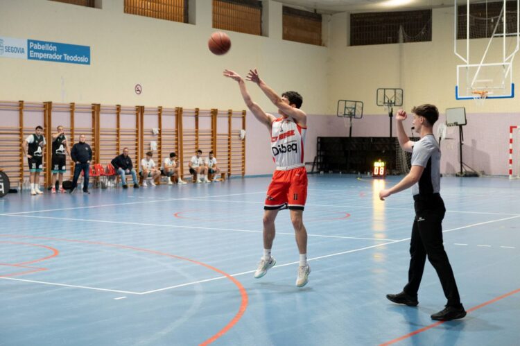 El jugador del Dibaq CD Base intenta el lanzamiento triple libre de marcaje./ EVA DE SANTOS