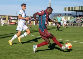 Ayán envía el balón al área desde la línea de fondo en uno de los encuentros jugados en casa por la Segoviana./ HÉCTOR CRIADO