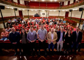 Los ponentes, junto a los escolares en el Teatro Juan Bravo./ FID