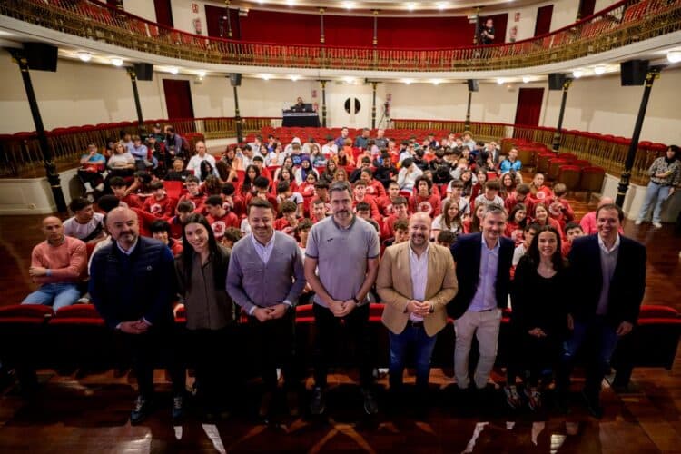 Los ponentes, junto a los escolares en el Teatro Juan Bravo./ FID
