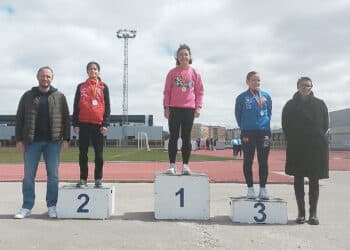 Podio del Autonómico femenino, con Sandra San Miguel en la primera plaza, y Alba León (i) en la segunda. / FETACYL