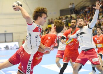 l Viveros Herol Balonmano Nava afronta hoy (18:00 horas) una salida de alto voltaje en la pista del Bada Huesca, en un duelo directo por la permanencia en la Liga Asobal. / AMADOR MARUGÁN